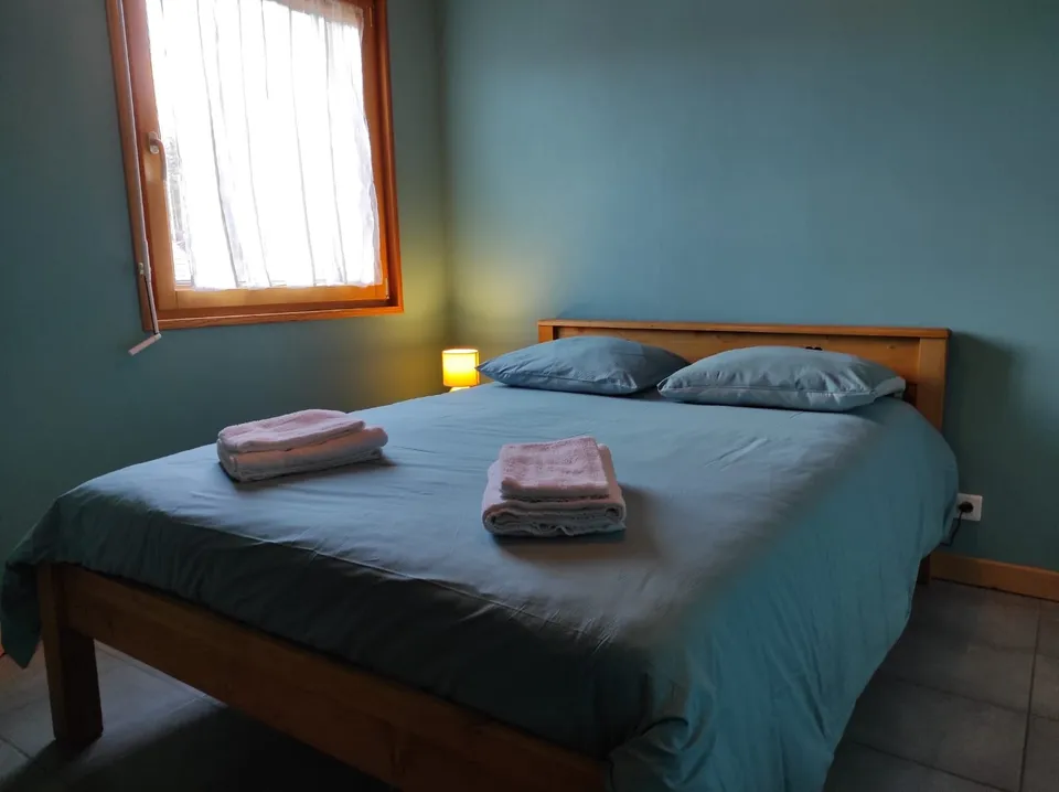 Chambre avec lit double – Gîte Capucine (1)