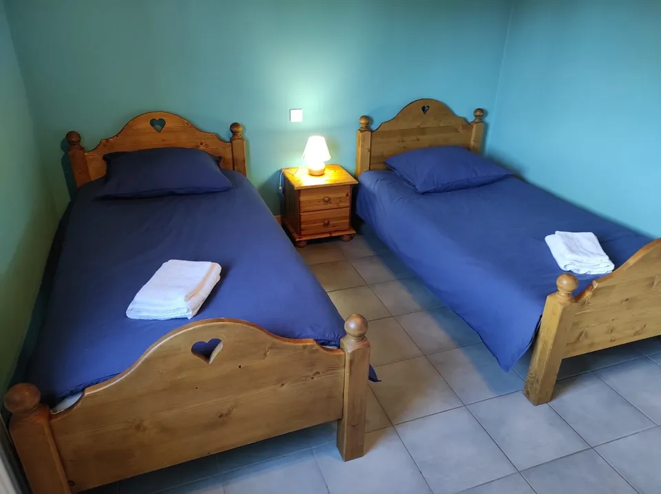 Chambre avec deux lits simples – Gîte Capucine (1)