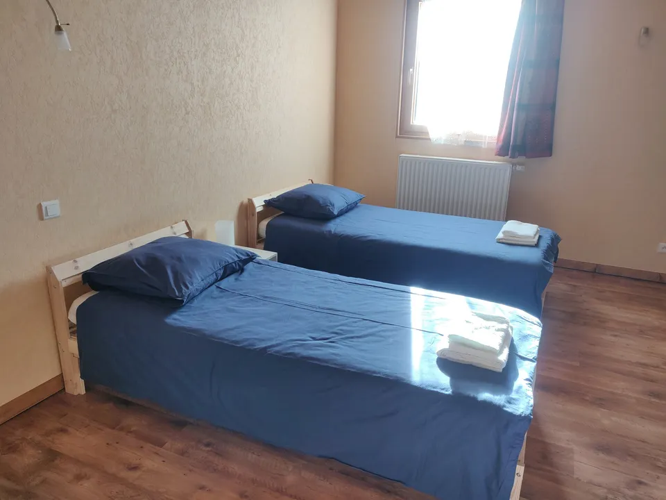 Seconde chambre avec trois lits simples – Gîte Edelweiss (1)