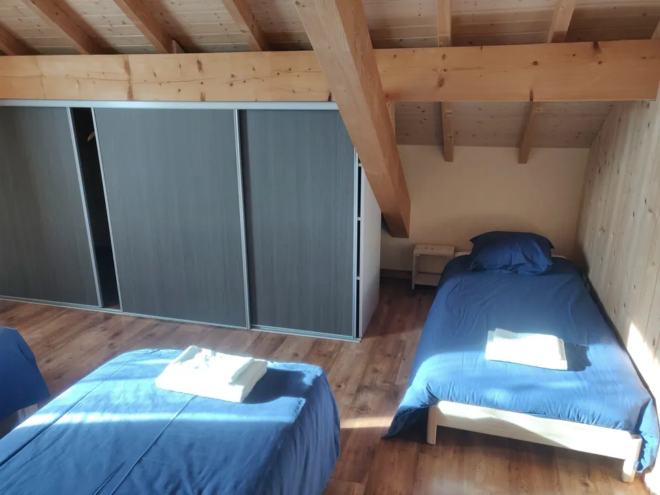 Seconde chambre avec trois lits simples – Gîte Edelweiss (2)