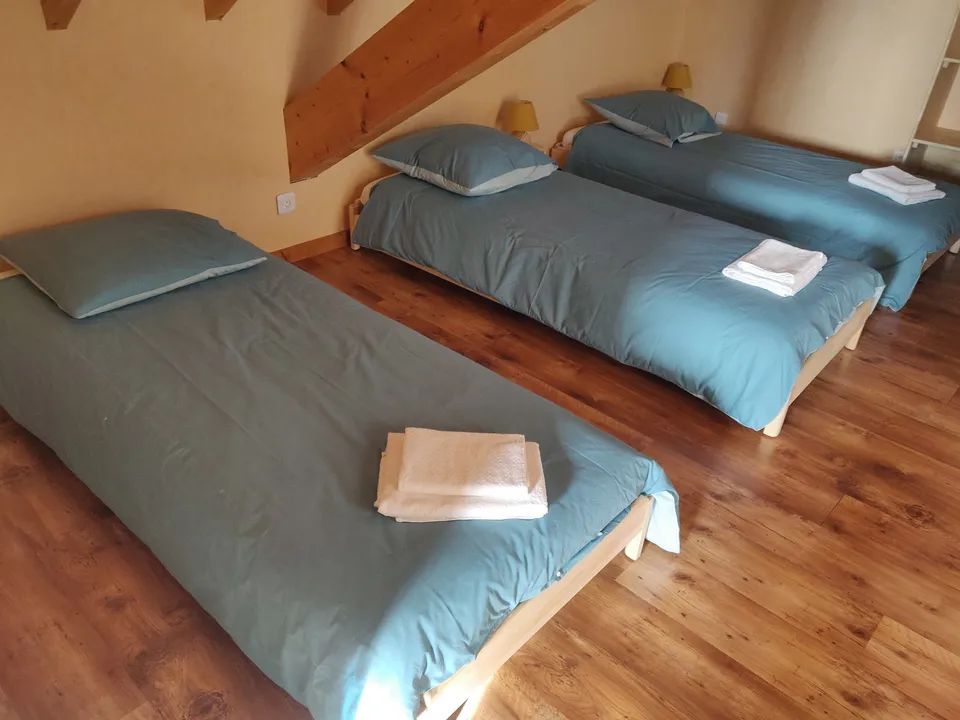 Chambre avec trois lits simples – Gîte Edelweiss (1)