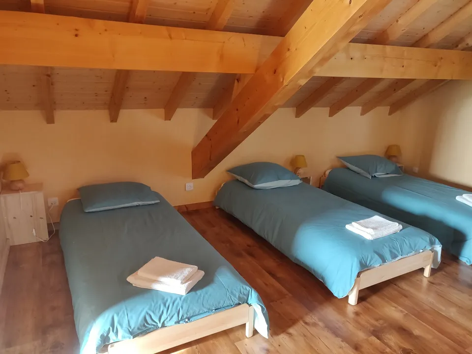 Chambre avec trois lits simples – Gîte Edelweiss (2)
