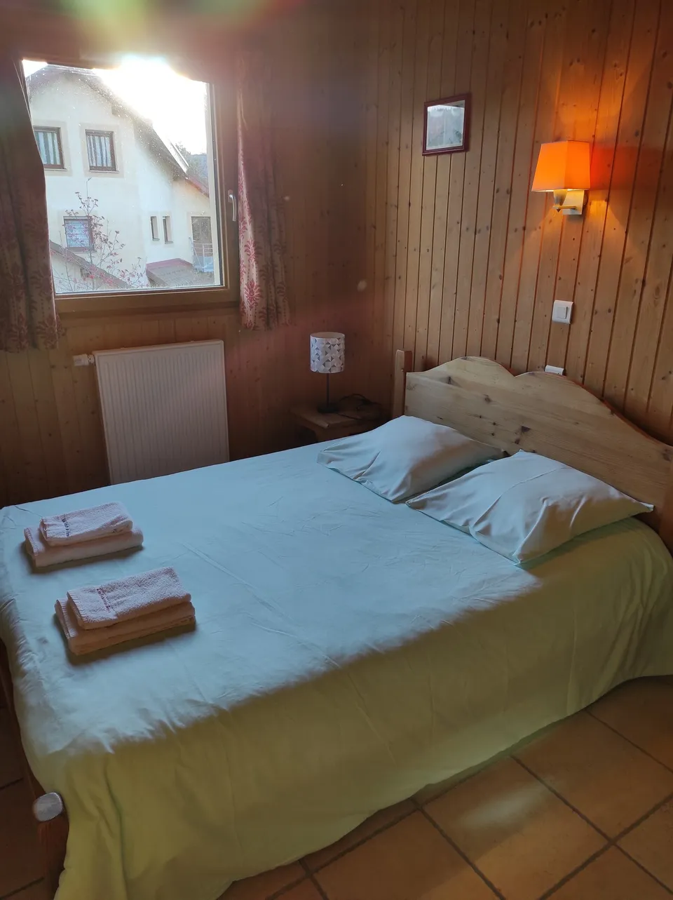 Chambre avec lit double (140 cm) – Chalet Églantine (1)