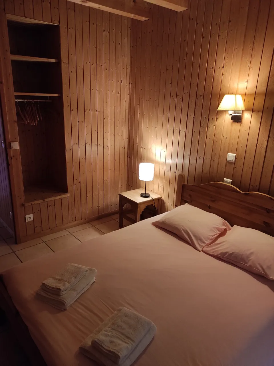 Chambre avec lit double (140 cm) – Chalet Anémone (1)