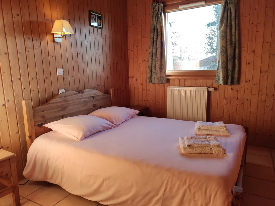 Chambre avec lit double (140 cm) – Chalet Anémone (2)
