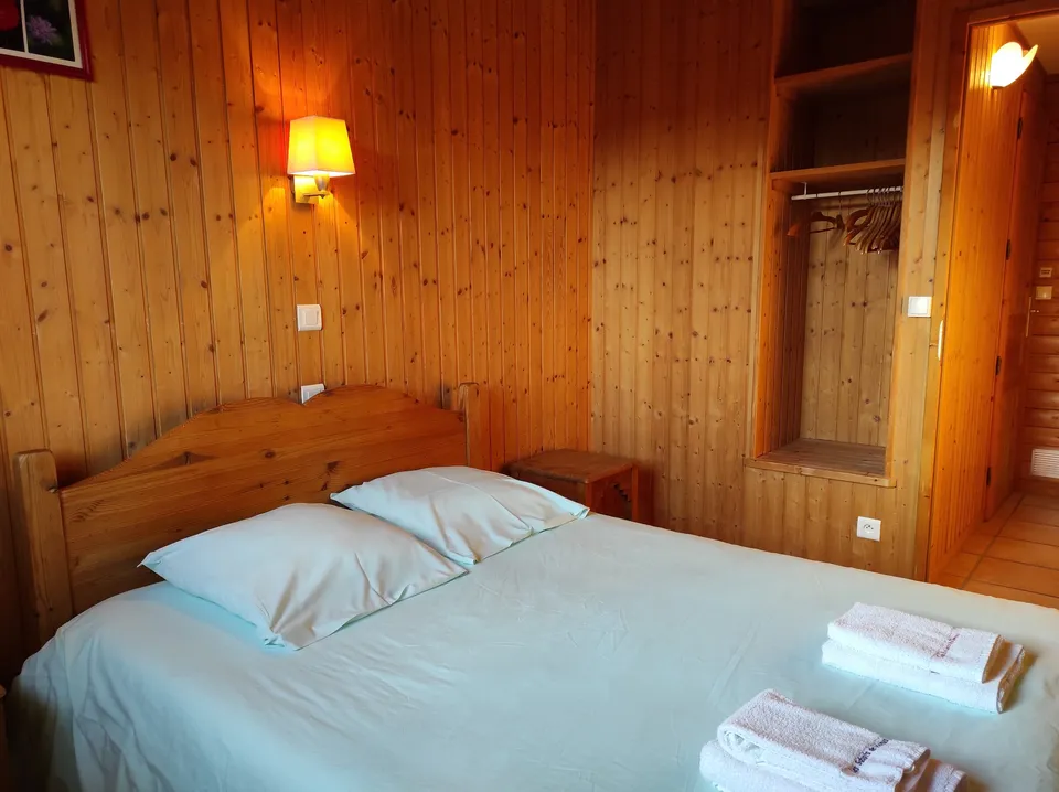 Chambre avec lit double (140 cm) – Chalet Églantine (2)
