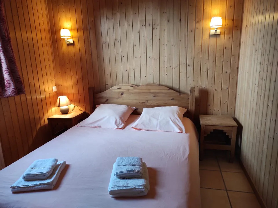 Chambre avec lit double (140 cm) – Chalet Colchique (1)