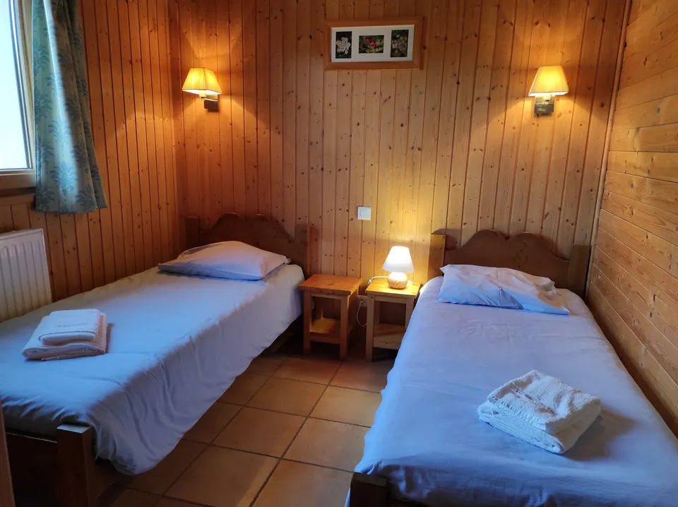 Chambre avec deux lits simples (80 cm) – Chalet Anémone (1)