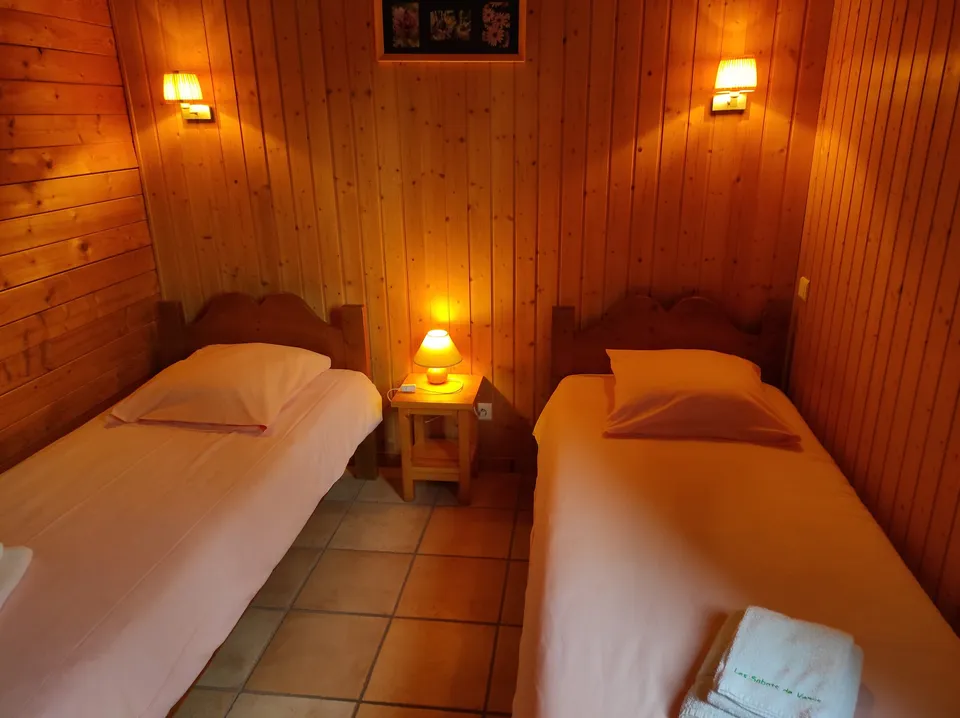 Chambre avec deux lits simples (80 cm) – Chalet Colchique (1)
