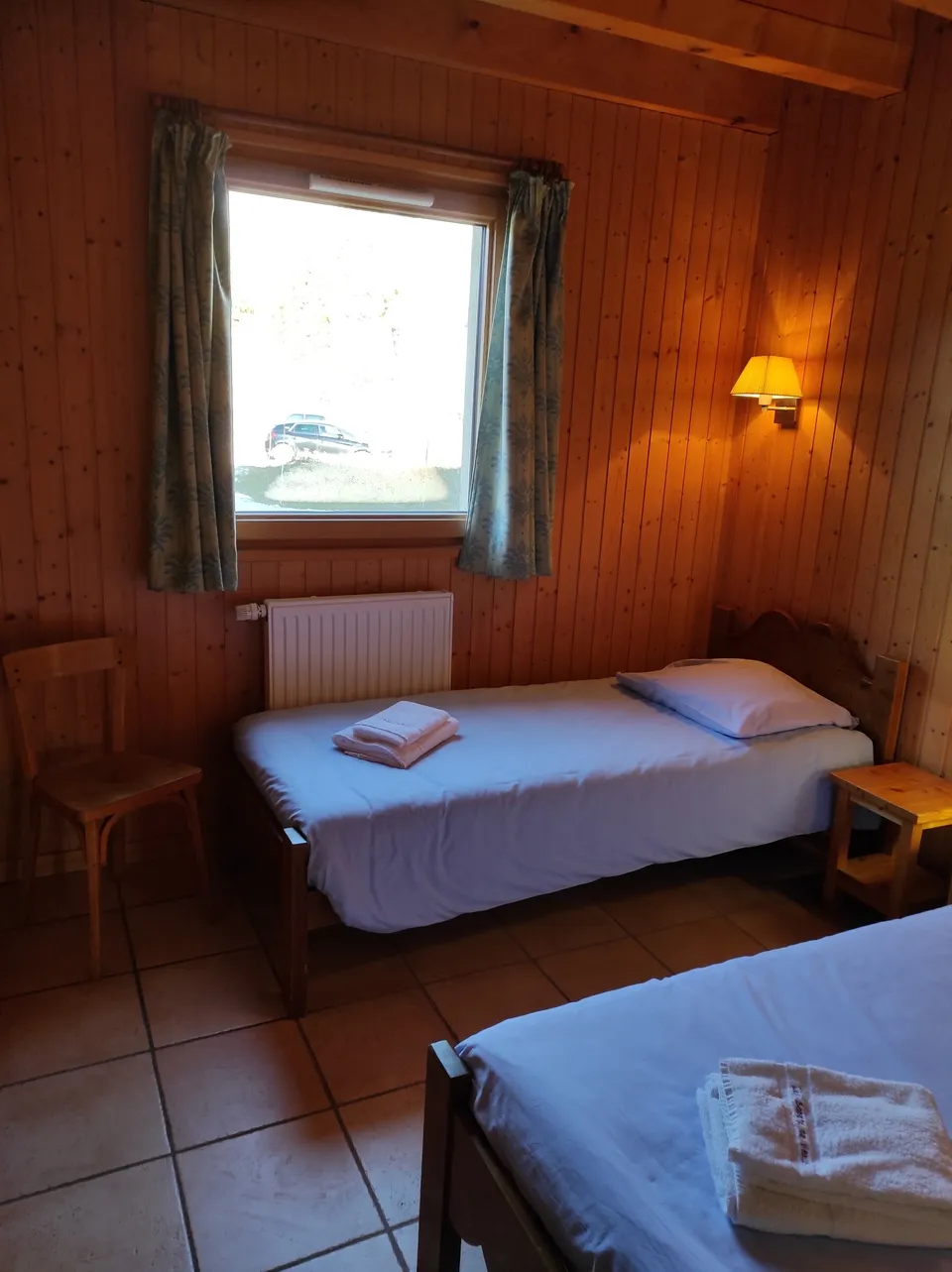 Chambre avec deux lits simples (80 cm) – Chalet Anémone (2)