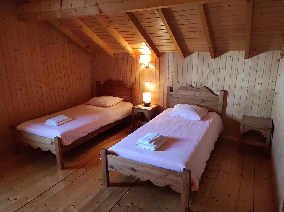 Deux espaces de couchage séparés, quatre lits simples (90 cm) – Chalet Anémone (1)