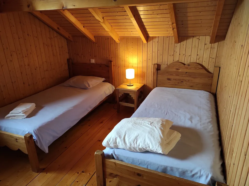 Deux espaces de couchage séparés, quatre lits simples (90 cm) – Chalet Colchique (1)