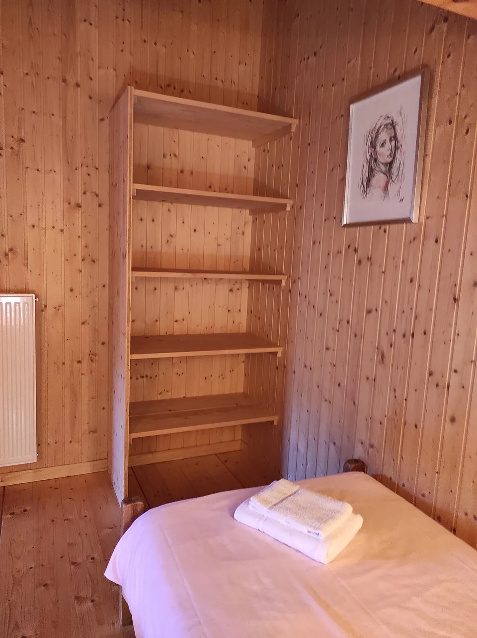 Deux espaces de couchage séparés, quatre lits simples (90 cm) – Chalet Églantine (2)