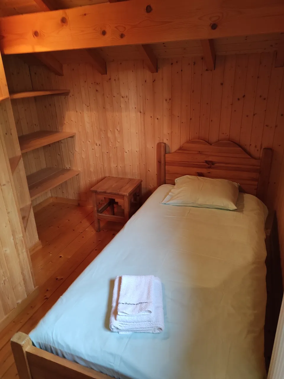 Deux espaces de couchage séparés, quatre lits simples (90 cm) – Chalet Colchique (2)