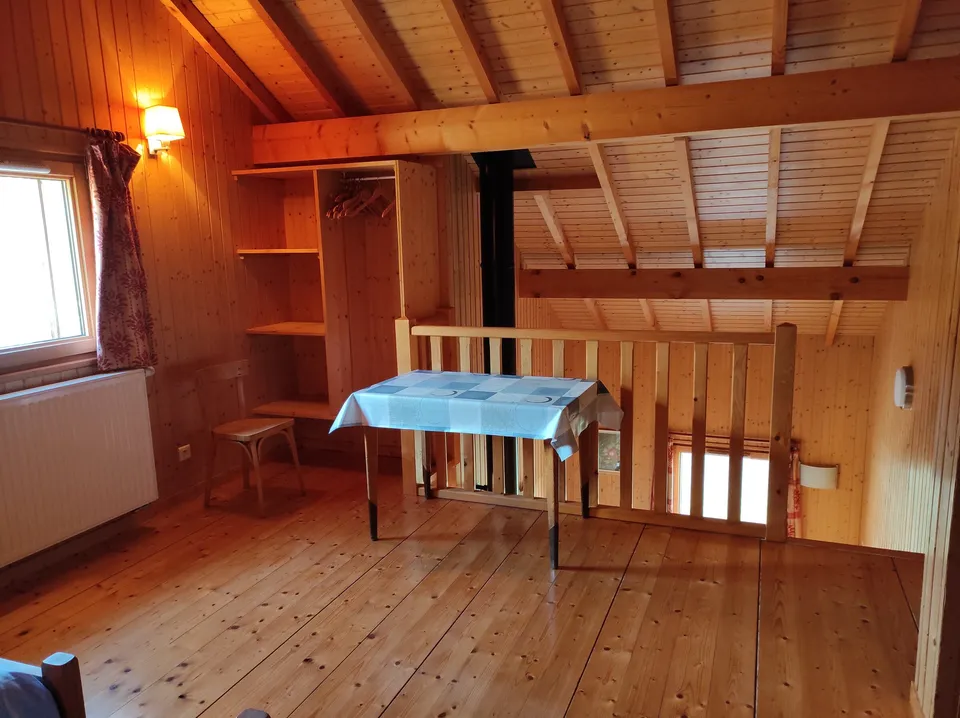 Deux espaces de couchage séparés, quatre lits simples (90 cm) – Chalet Églantine (3)