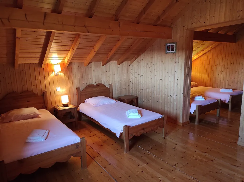 Deux espaces de couchage séparés, quatre lits simples (90 cm) – Chalet Anémone (3)