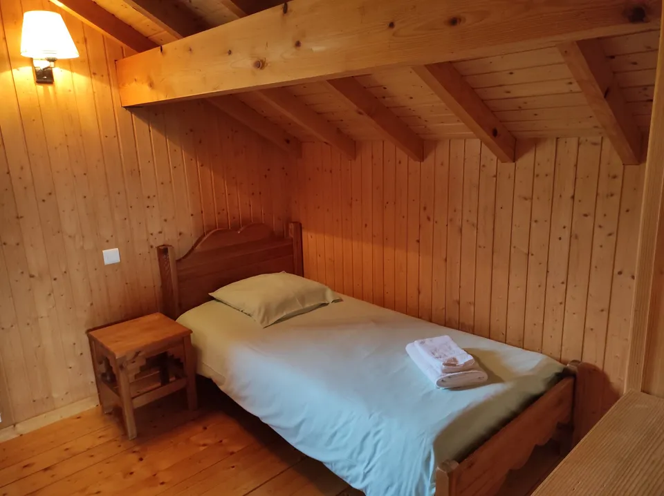 Deux espaces de couchage séparés, quatre lits simples (90 cm) – Chalet Colchique (3)