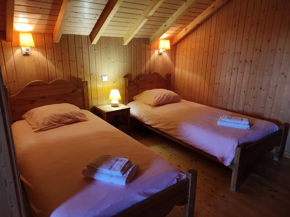 Deux espaces de couchage séparés, quatre lits simples (90 cm) – Chalet Anémone (4)