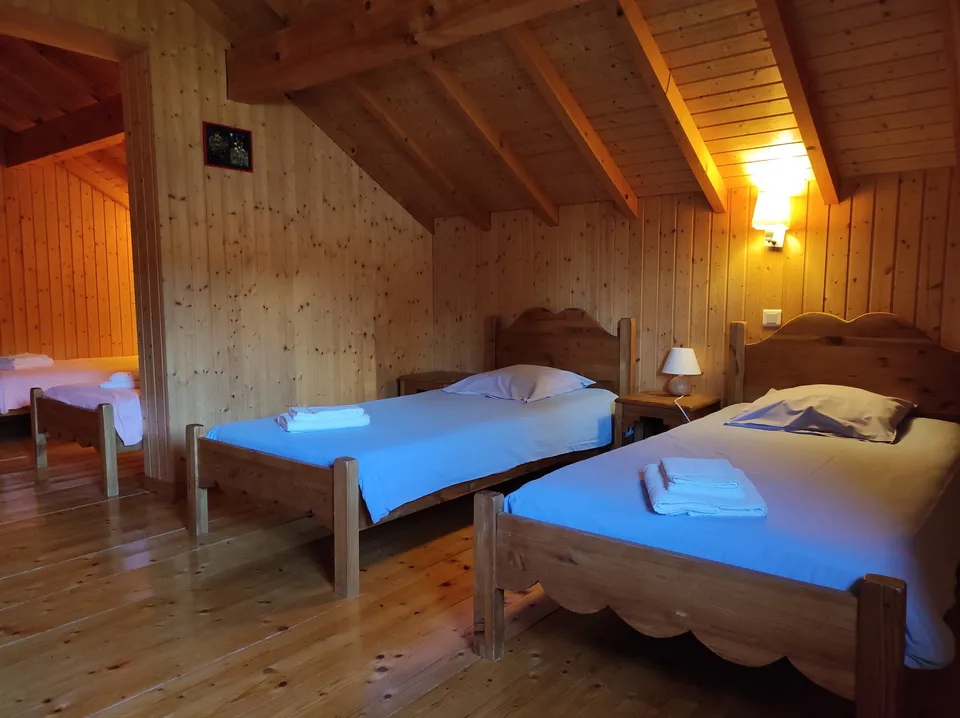 Deux espaces de couchage séparés, quatre lits simples (90 cm) – Chalet Églantine (4)
