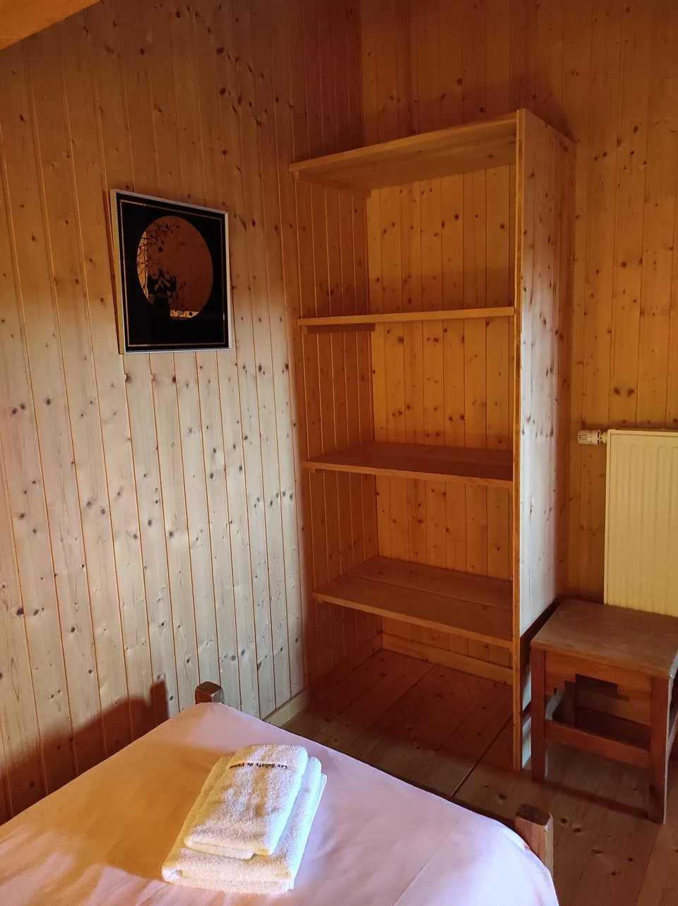 Deux espaces de couchage séparés, quatre lits simples (90 cm) – Chalet Anémone (5)