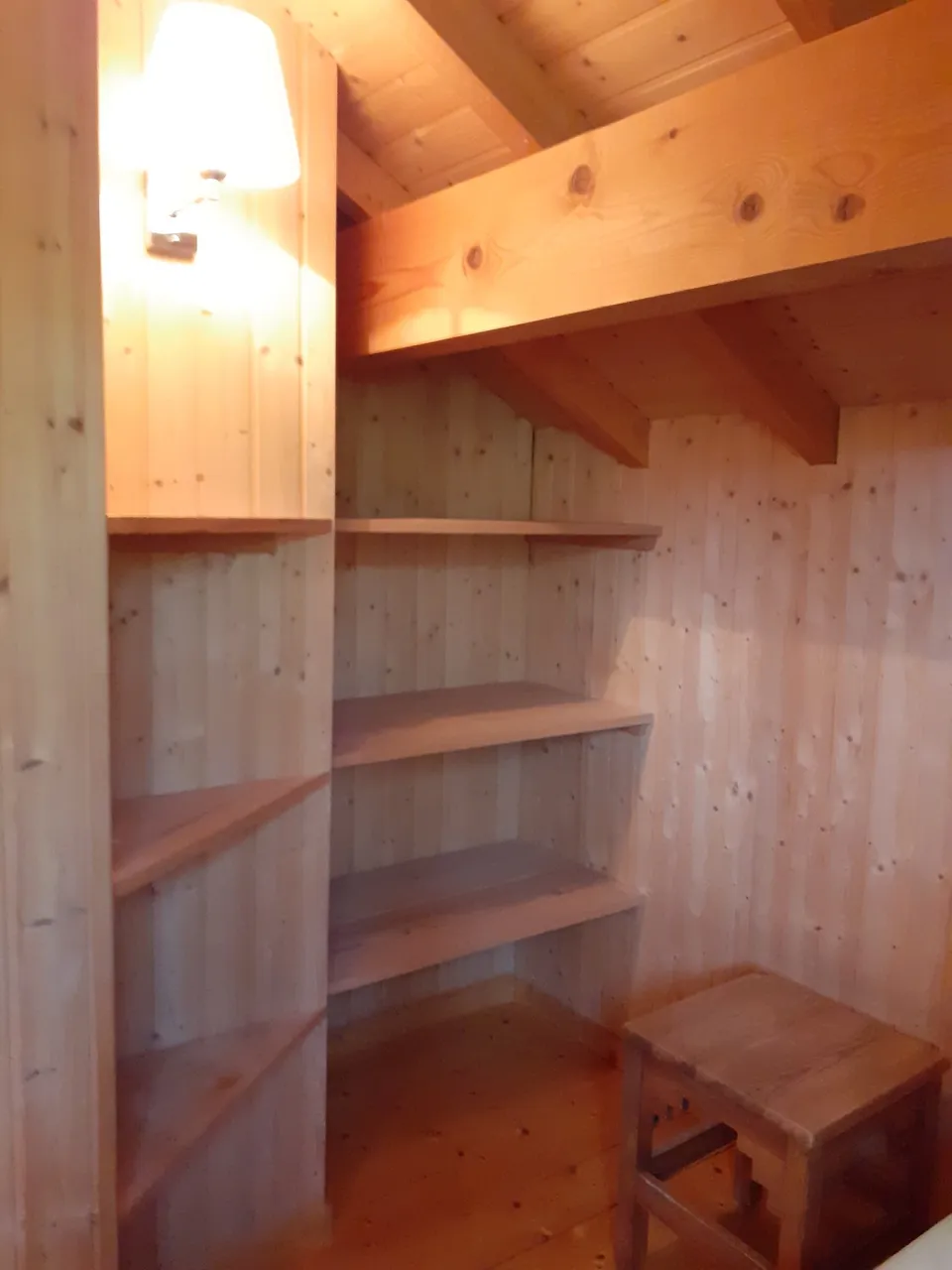 Deux espaces de couchage séparés, quatre lits simples (90 cm) – Chalet Colchique (5)