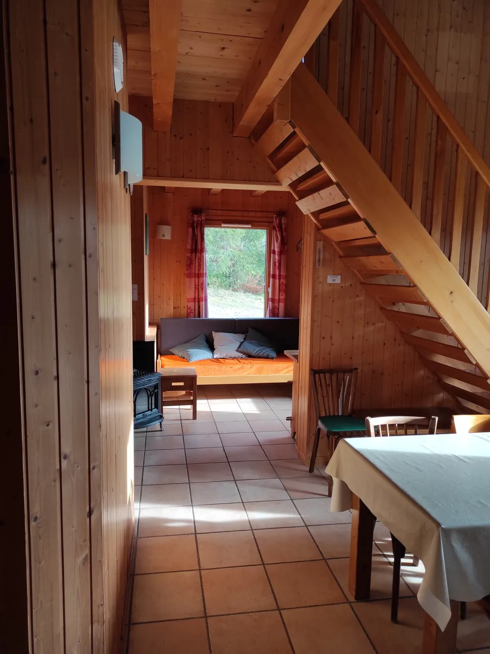 Cuisine équipée ouverte sur le séjour – Chalet Colchique (4)