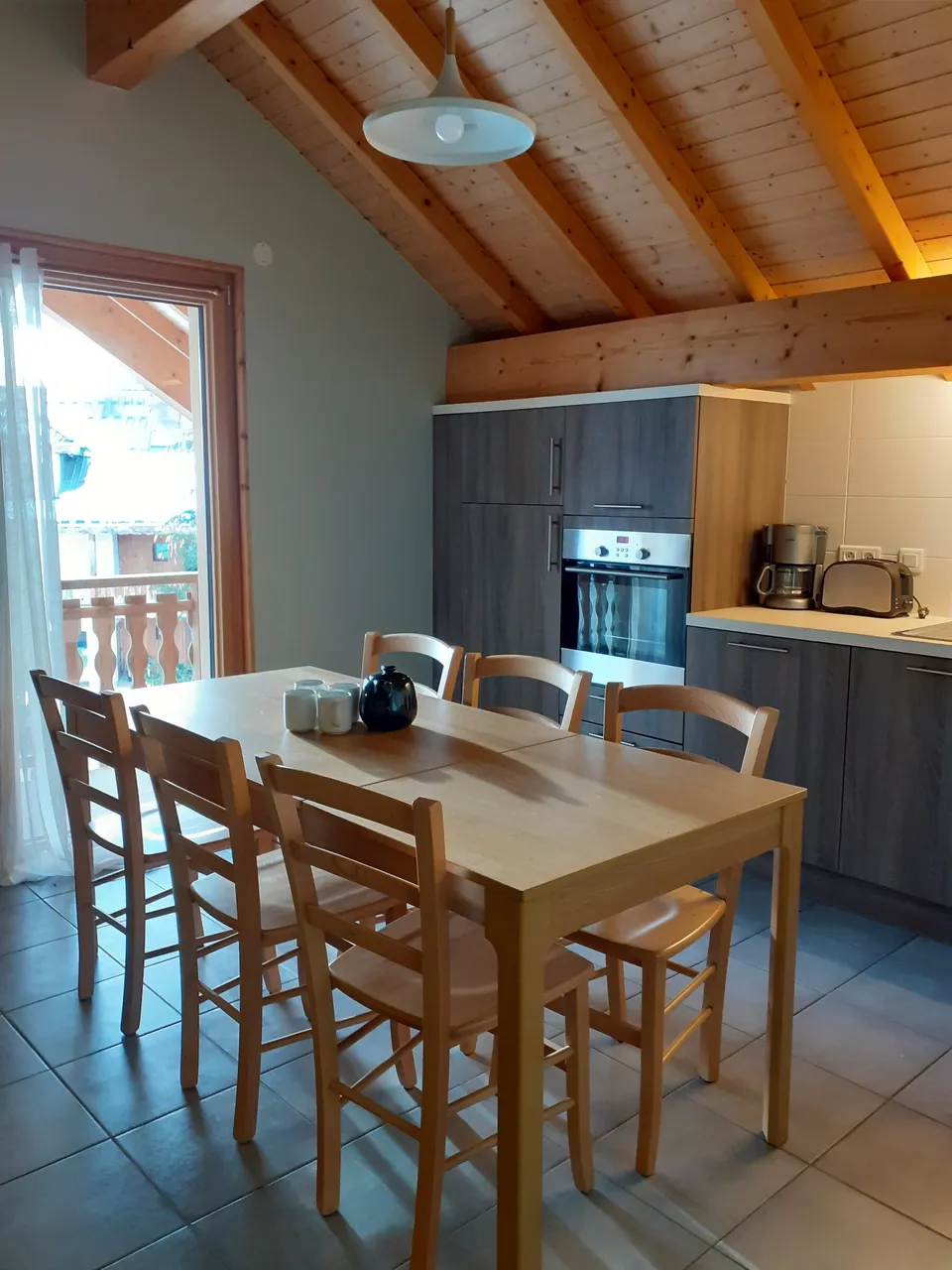 Cuisine équipée et salle à manger – Gîte Capucine (1)