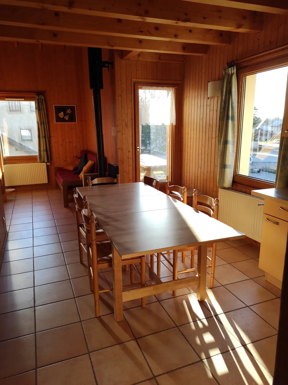 Cuisine équipée ouverte sur le séjour – Chalet Anémone (1)