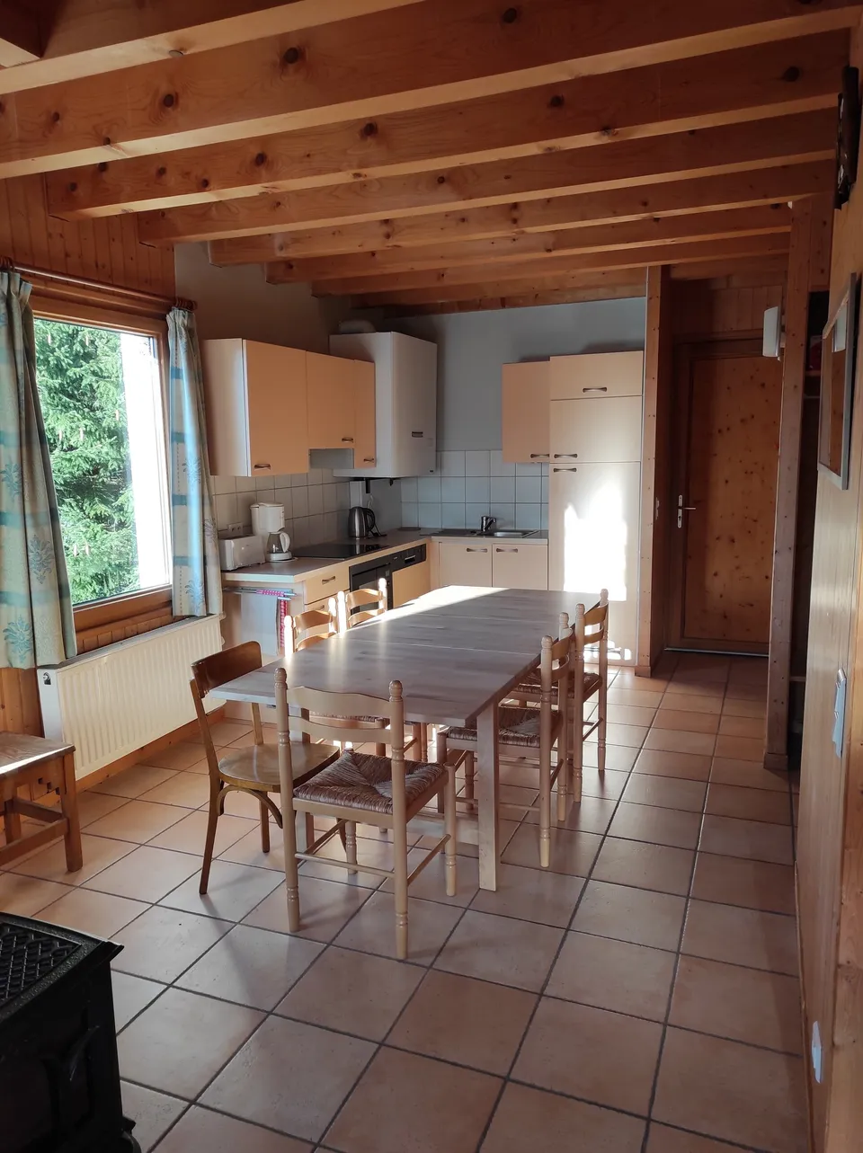 Cuisine équipée ouverte sur le séjour – Chalet Anémone (2)