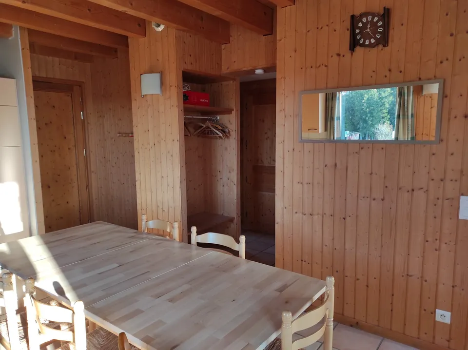 Cuisine équipée ouverte sur le séjour – Chalet Anémone (3)
