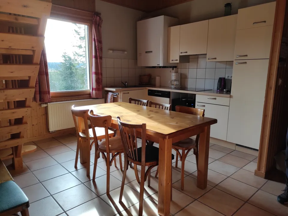 Cuisine équipée ouverte sur le séjour – Chalet Colchique (1)
