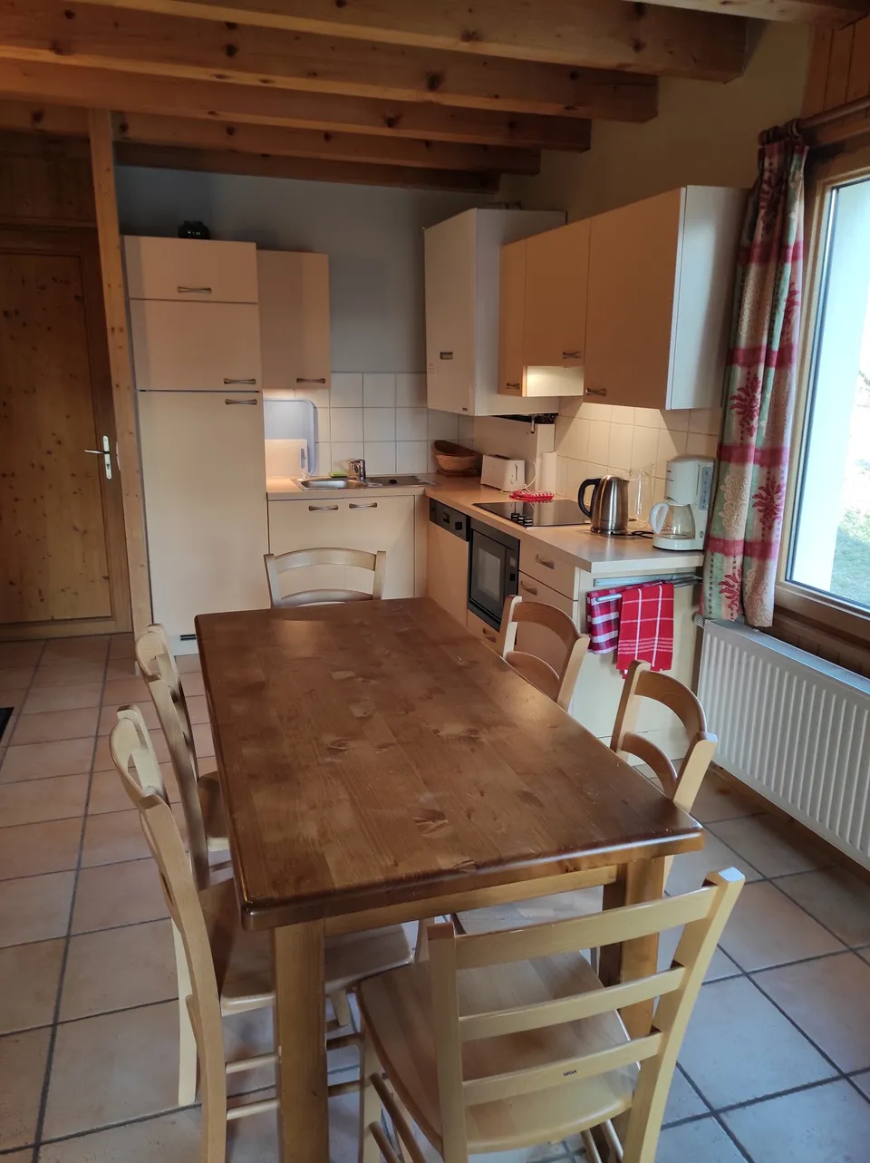 Cuisine équipée ouverte sur le séjour – Chalet Églantine (1)