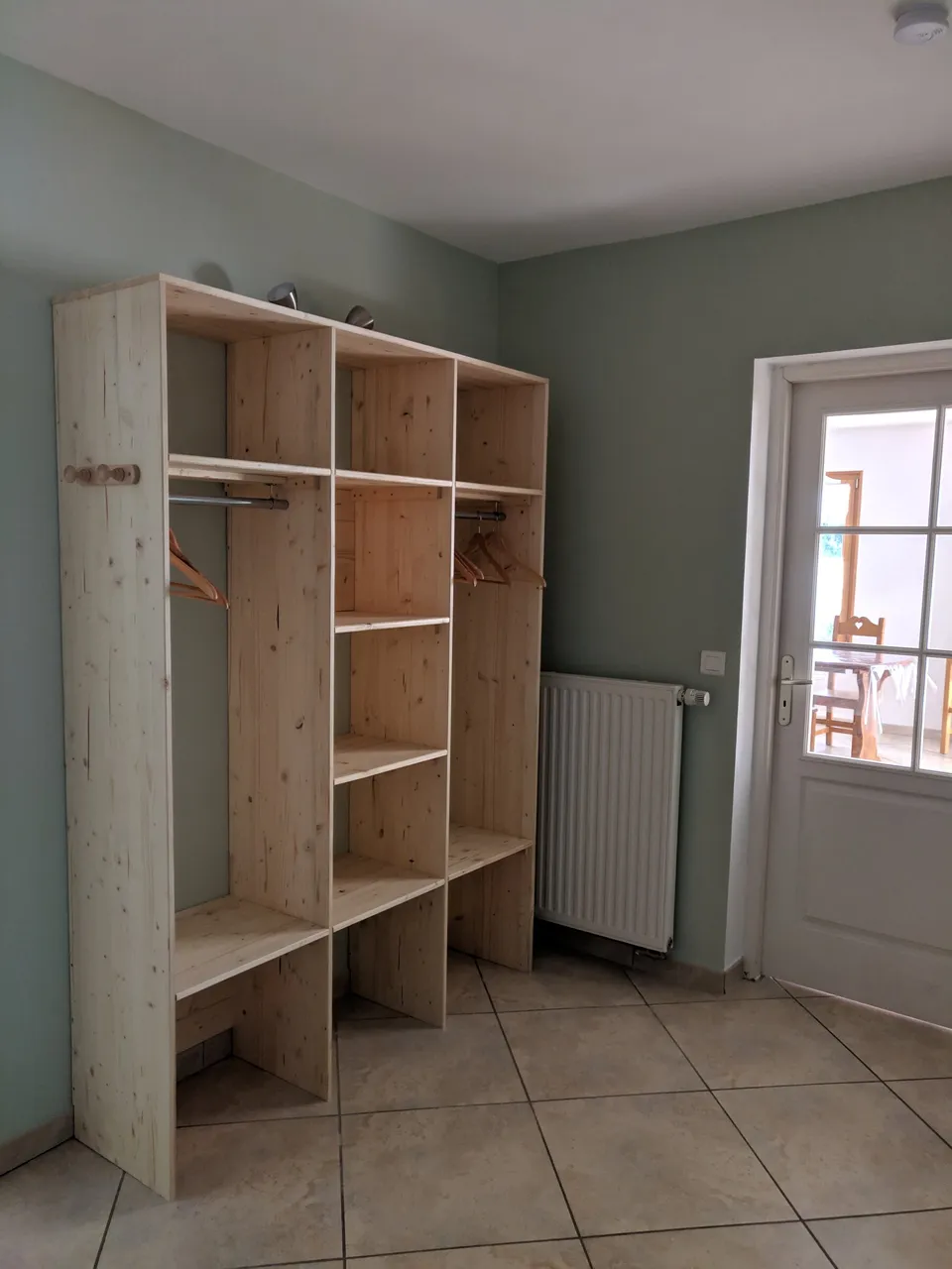 Salon avec poêle à bois et canapé convertible – Gîte Edelweiss (5)