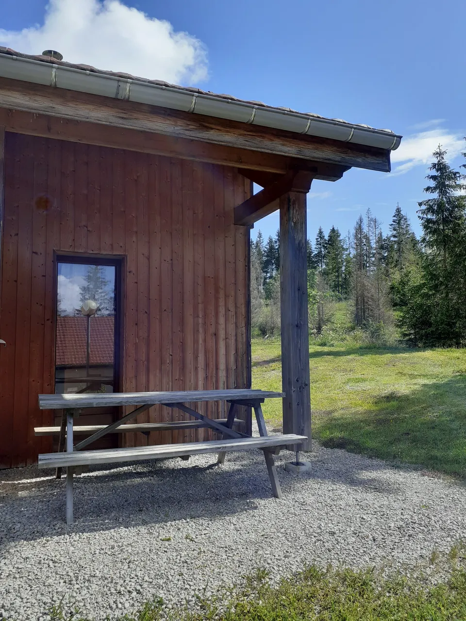 Terrasse privative avec table en bois et barbecue – Chalet Colchique (2)