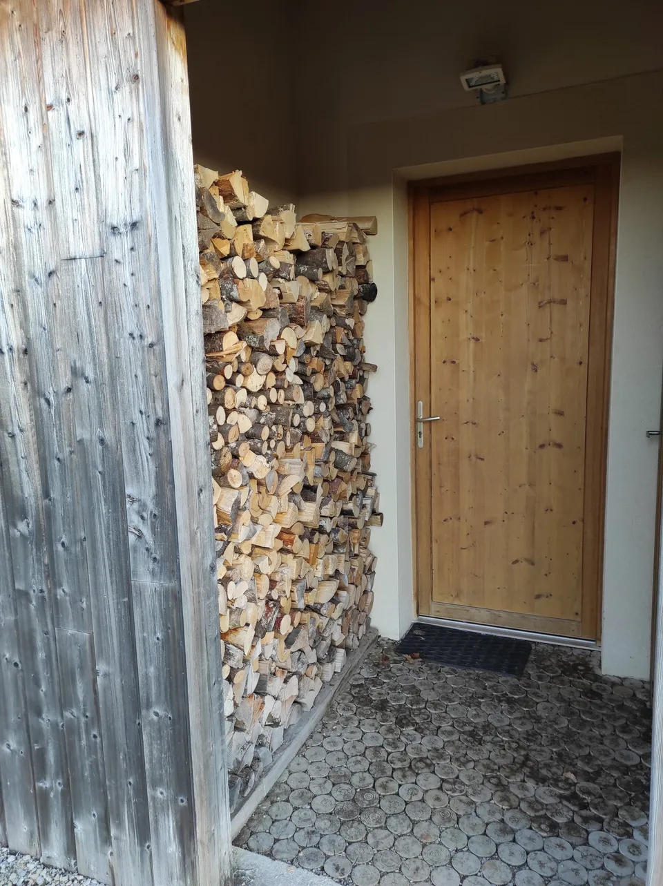Bûcher et local à matériel – Chalet Colchique (1)