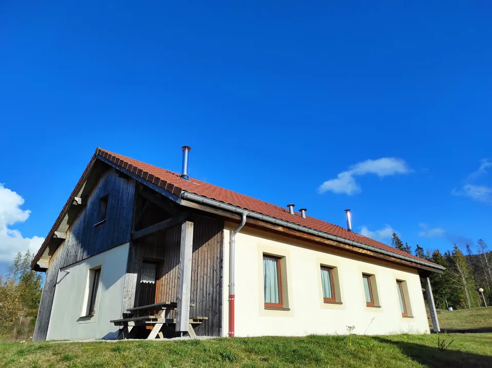 Terrasse privative avec table en bois et barbecue – Chalet Anémone (1)