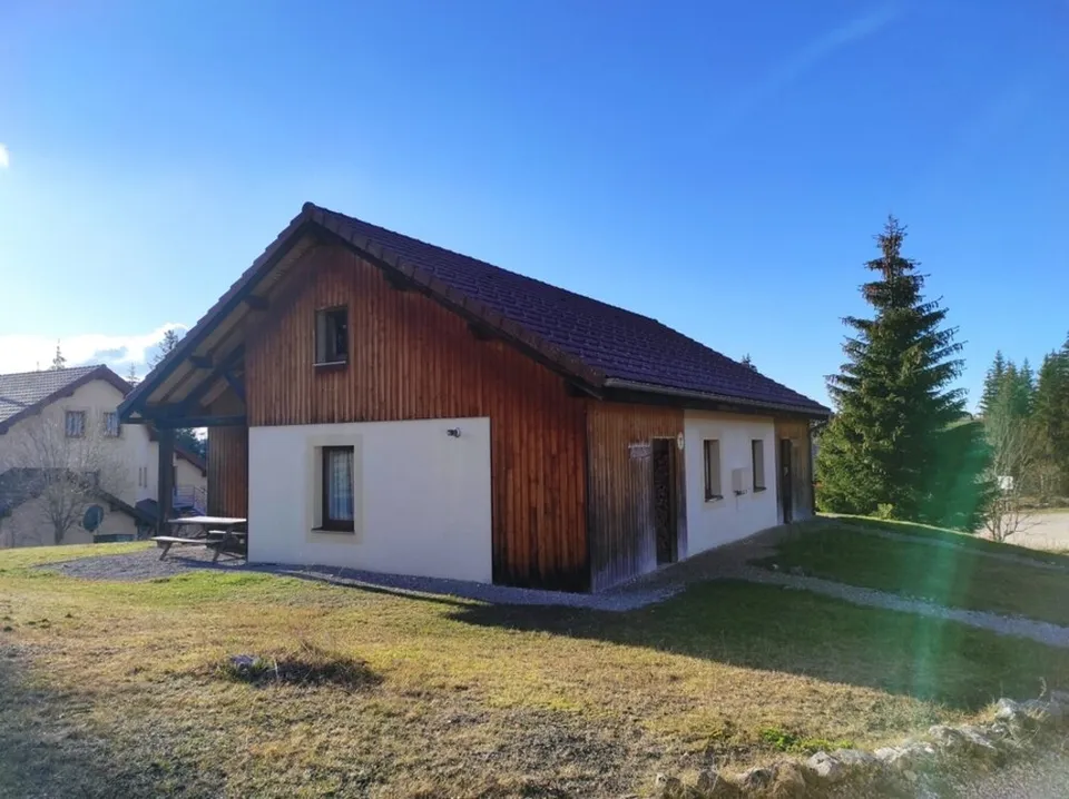 Terrasse privative avec table en bois et barbecue – Chalet Anémone (2)