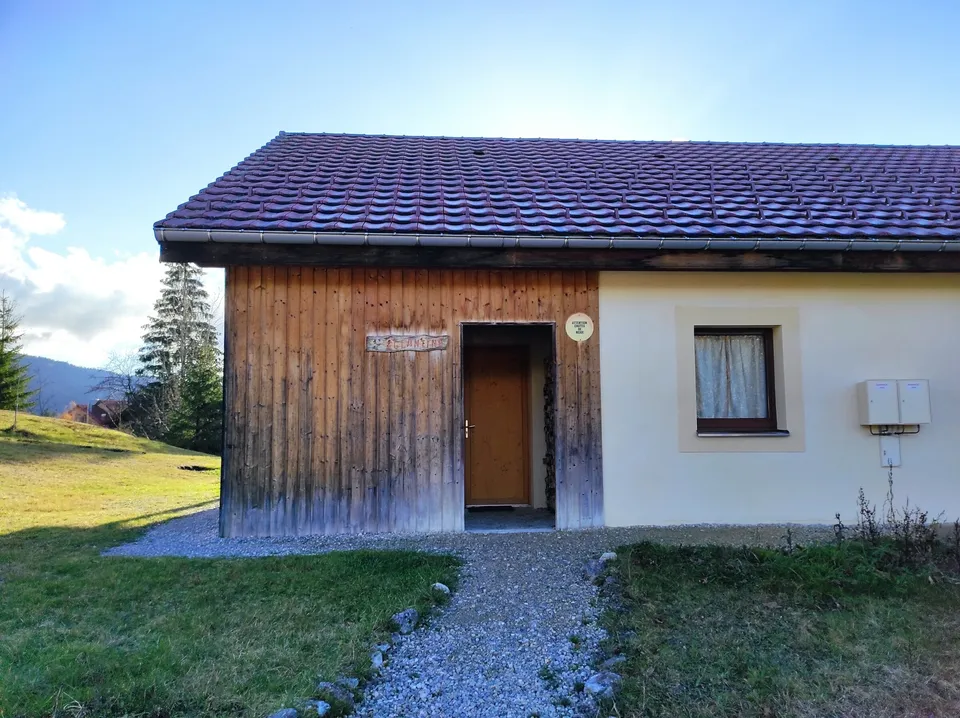 Terrasse privative avec table en bois et barbecue – Chalet Églantine (2)