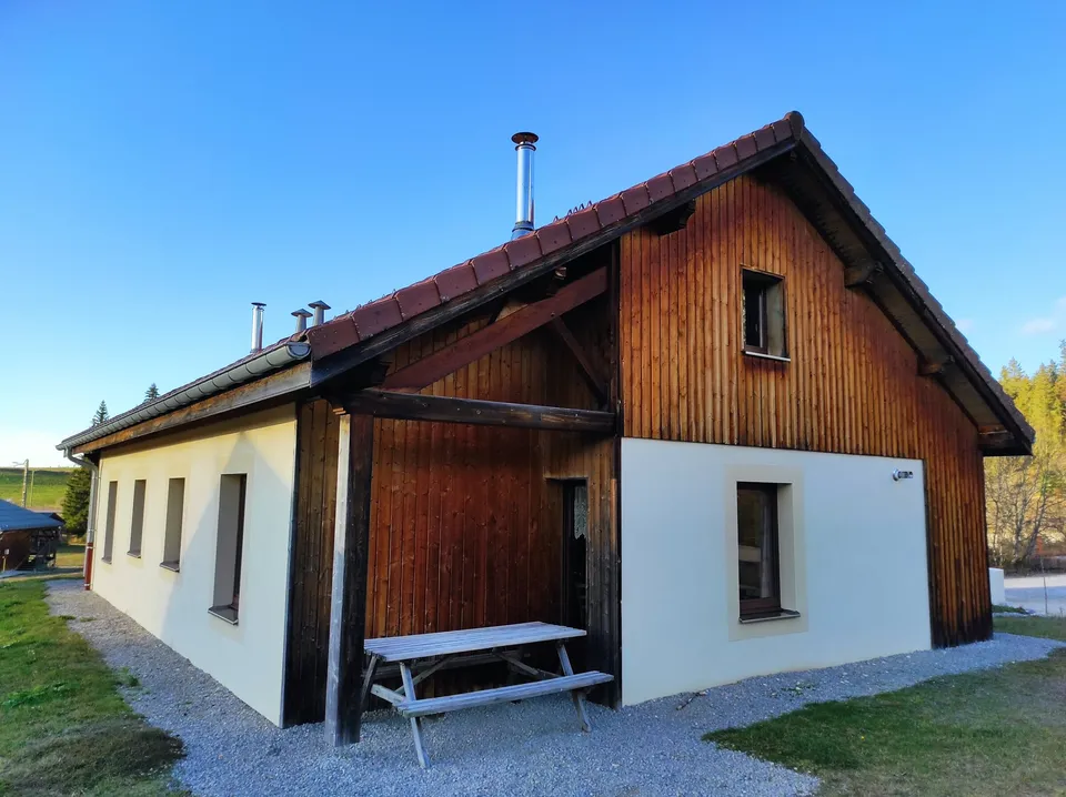Terrasse privative avec table en bois et barbecue – Chalet Églantine (1)