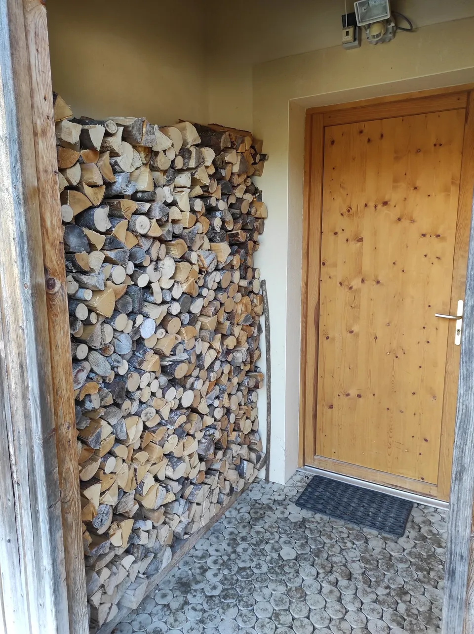 Bûcher et local à matériel – Chalet Anémone (1)