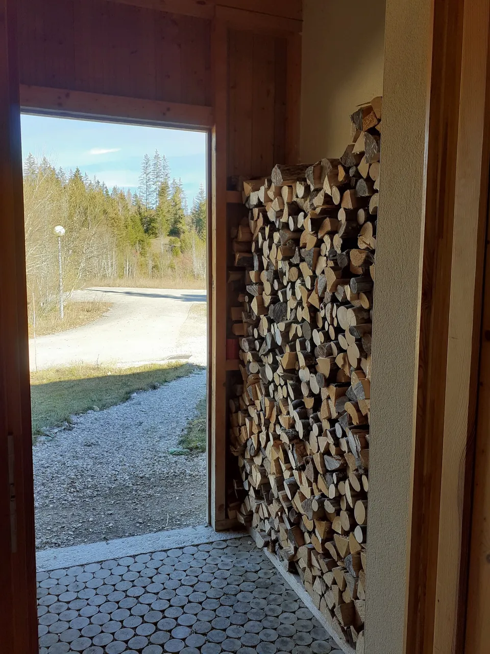 Terrasse privative avec table en bois et barbecue – Chalet Églantine (3)