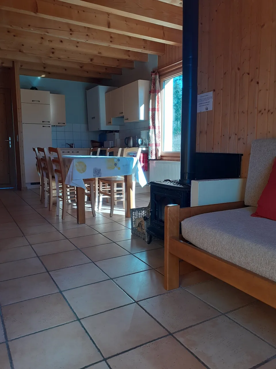 Cuisine équipée ouverte sur le séjour – Chalet Églantine (3)