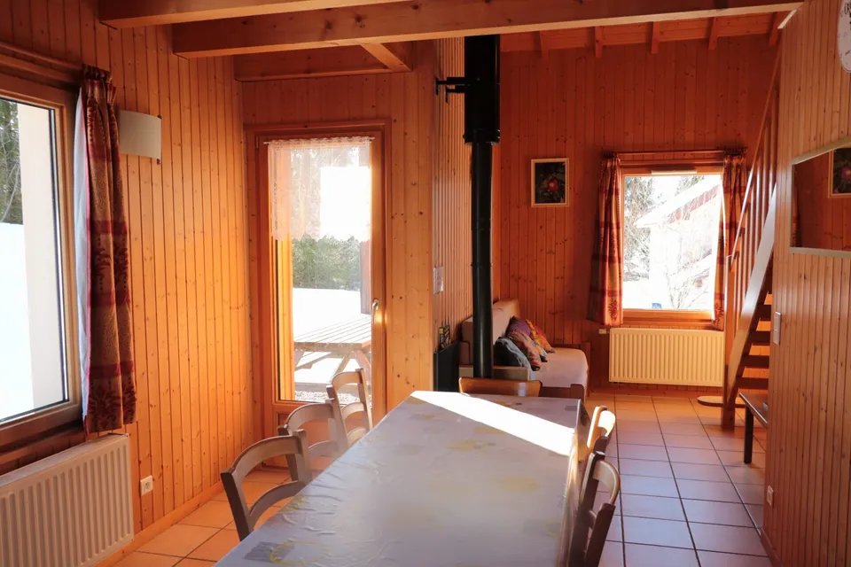 Cuisine équipée ouverte sur le séjour – Chalet Églantine (2)