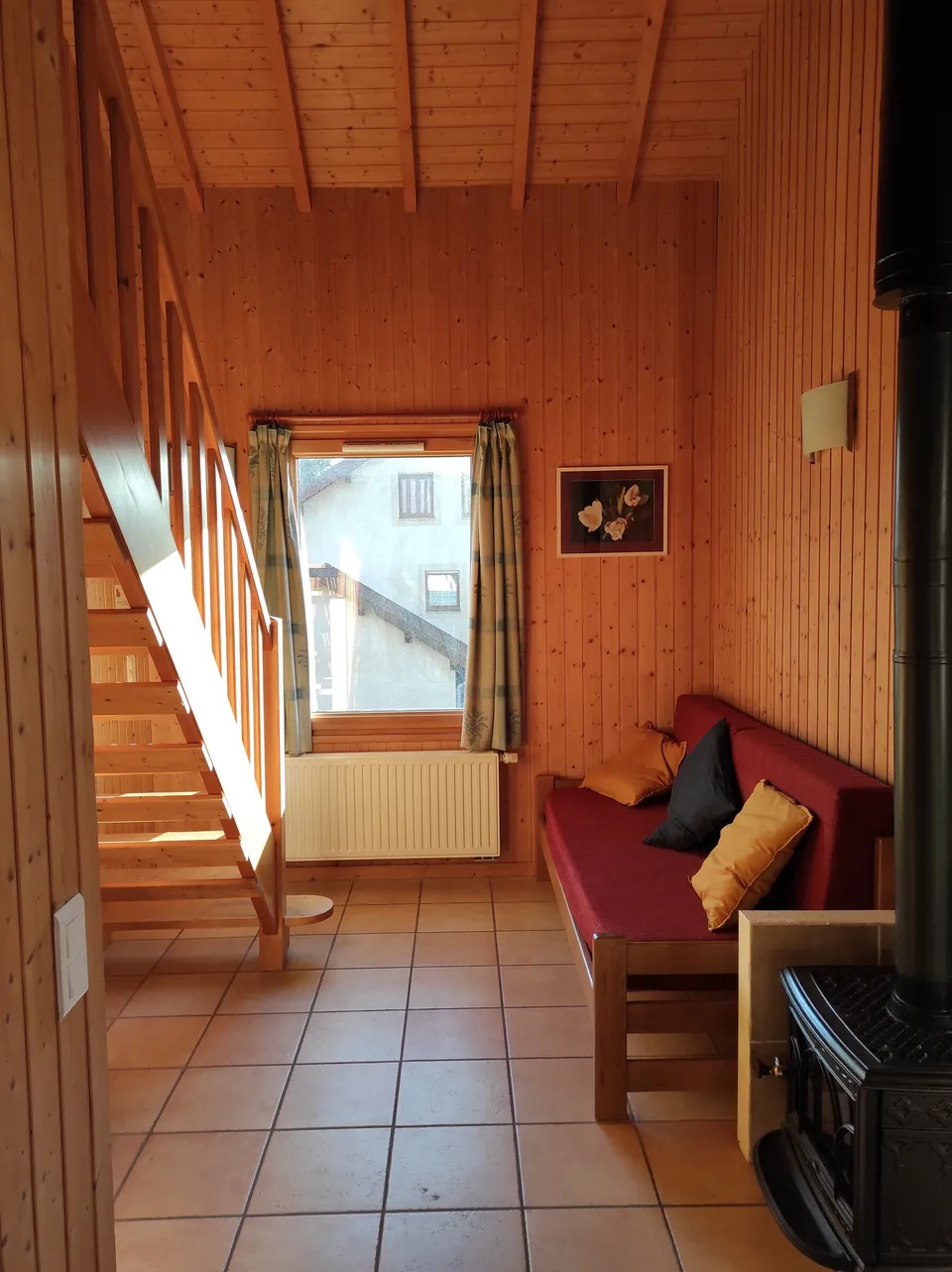 Cuisine équipée ouverte sur le séjour – Chalet Anémone (5)
