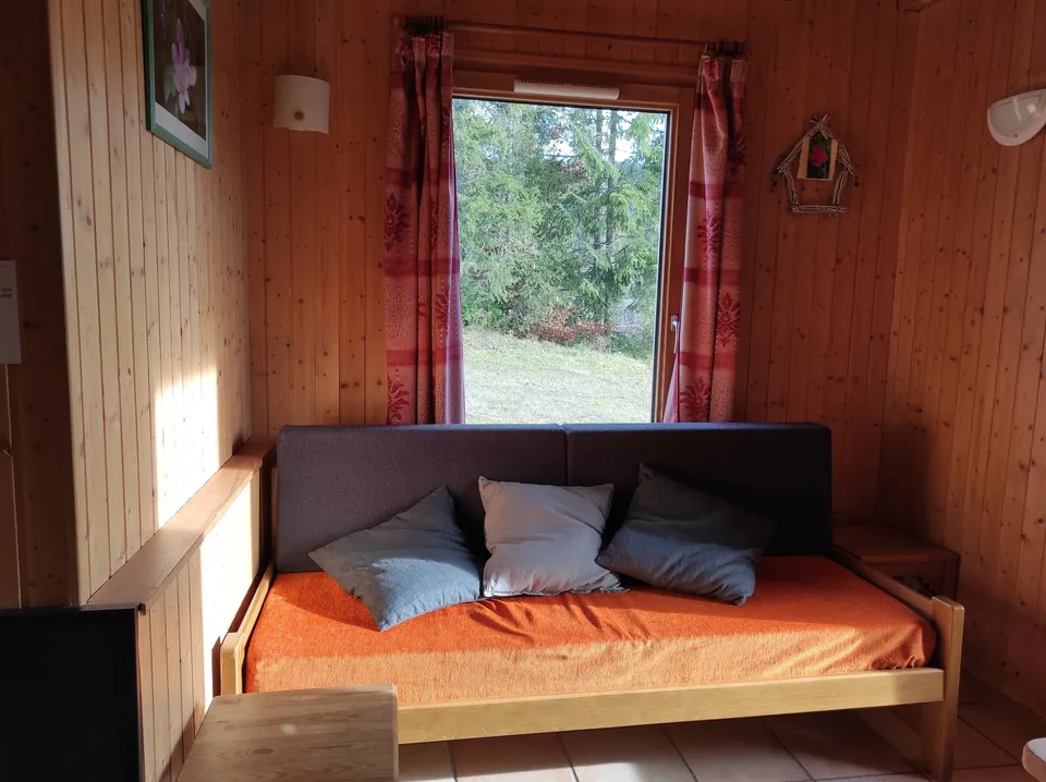 Cuisine équipée ouverte sur le séjour – Chalet Colchique (3)