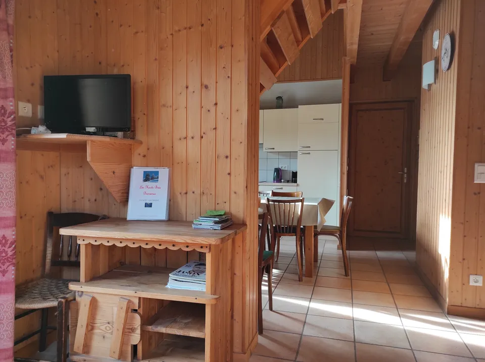 Cuisine équipée ouverte sur le séjour – Chalet Colchique (2)