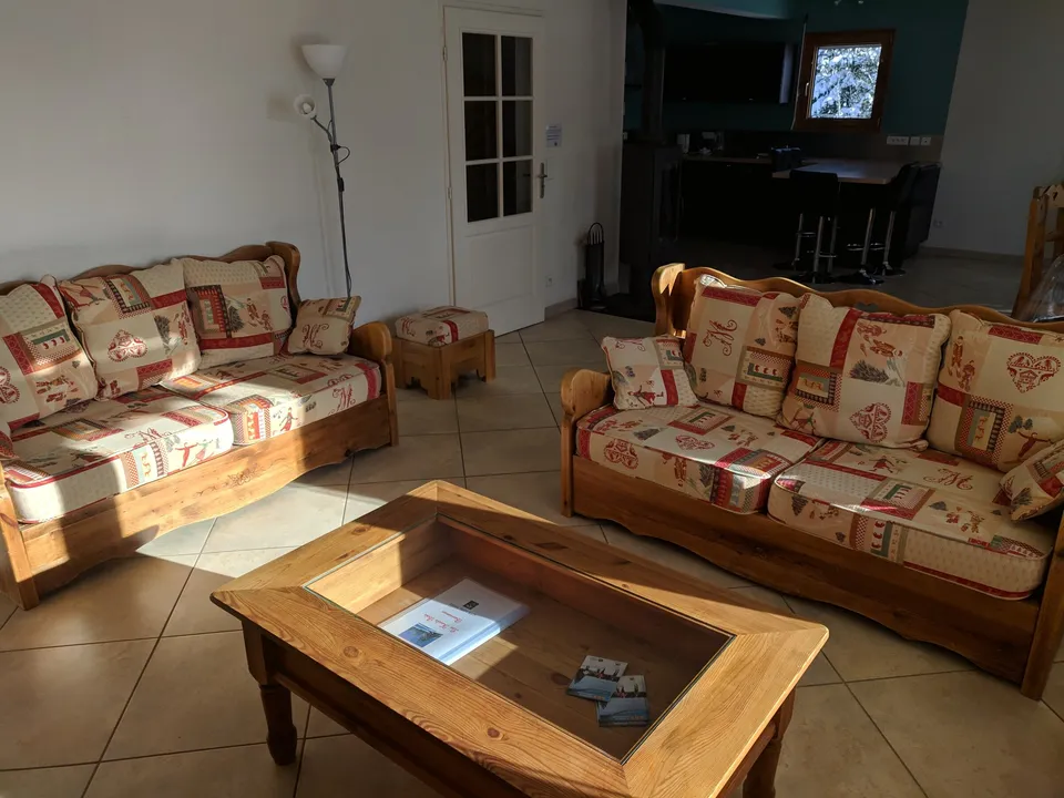 Salon avec poêle à bois et canapé convertible – Gîte Edelweiss (4)