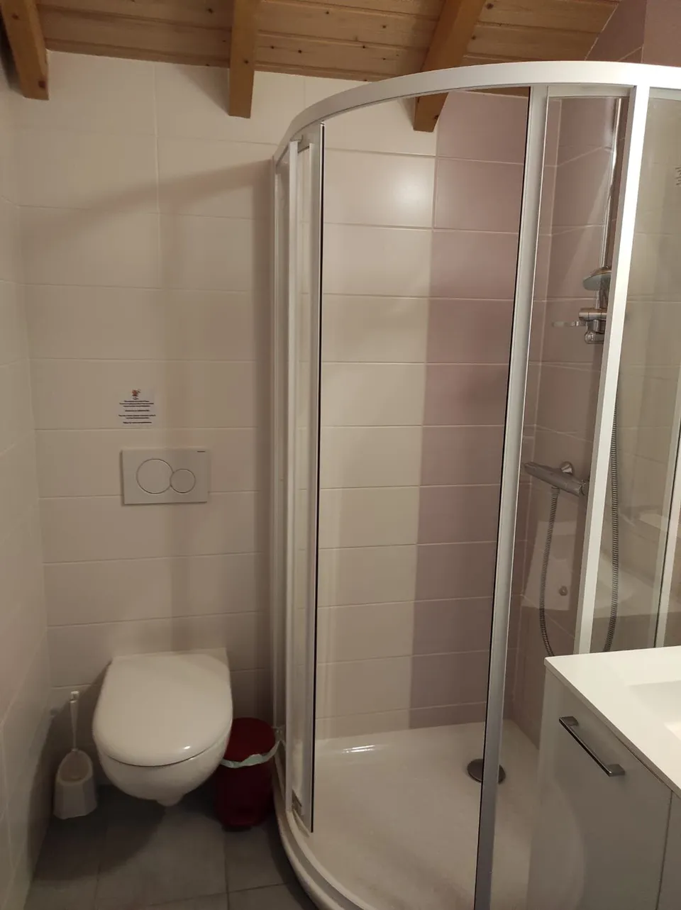 Salle de bain avec WC – Gîte Capucine (2)
