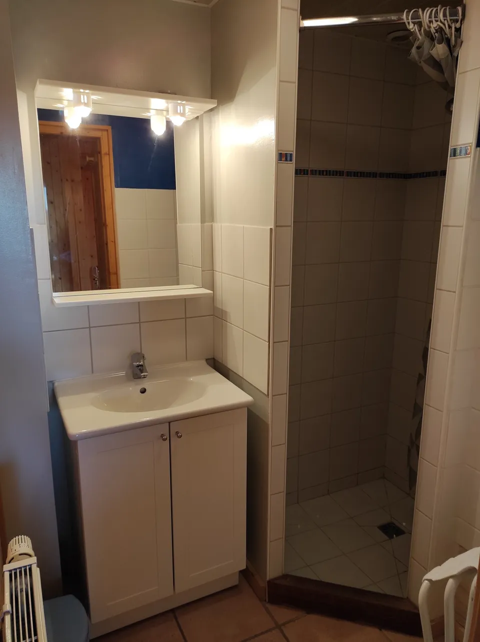 Salle de bain (douche et lavabo) – Chalet Anémone (2)